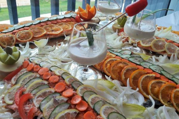 Saumon froid farci sur miroir - Buffet d'entrées pour un mariage