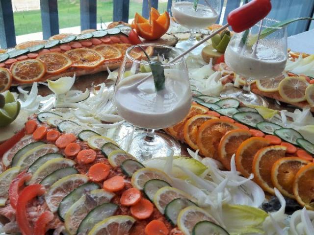 Saumon froid farci sur miroir - Buffet d'entrées pour un mariage